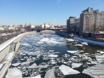 Дом на набережной и лёд на Москве-реке